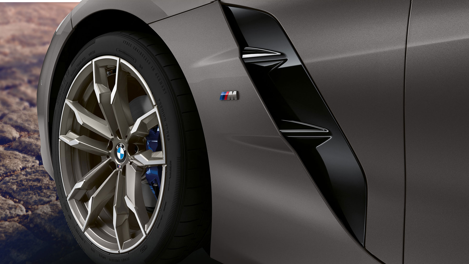 Platišča iz lahke zlitine pri BMW Z4 M40i G29 Platišče iz lahke zlitine pri BMW Z4 Roadster M40i, G29 2019, lakiranje BMW Individual v kovinski barvi Frozen Grey, pogled od blizu na platišče in režo za zrak