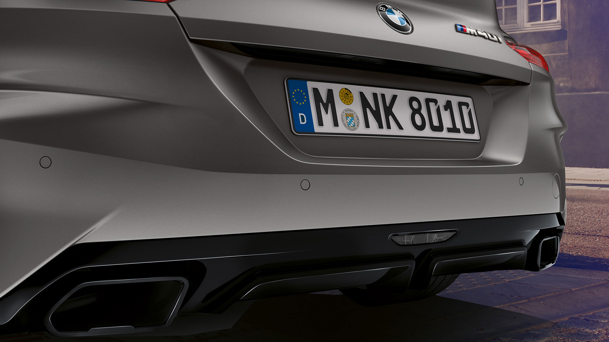 Zaključki izpušnih cevi pri BMW Roadster Z4 M40i Zaključki izpušnih cevi pri BMW Roadster Z4 M40i, G29 2019, lakiranje BMW Individual v kovinski barvi Frozen Grey, pogled od blizu