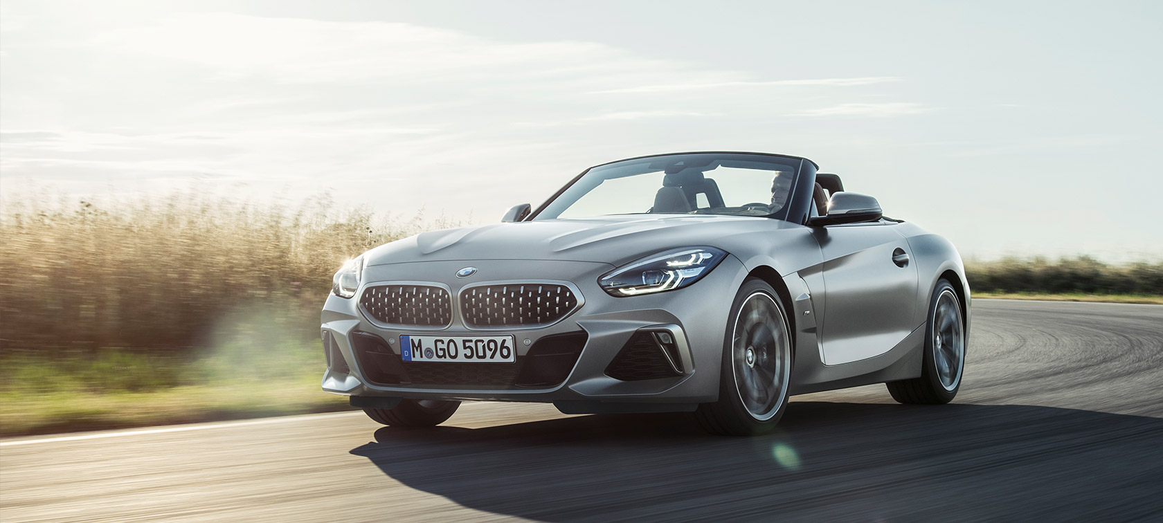 Tričetrtinski pogled od spredaj na BMW Z4 M40i Roadster G29 BMW Z4 M40i Roadster, G29 2019 Cabrio, lakiranje BMW Individual v kovinski barvi Frozen Grey, tričetrtinski pogled od spredaj