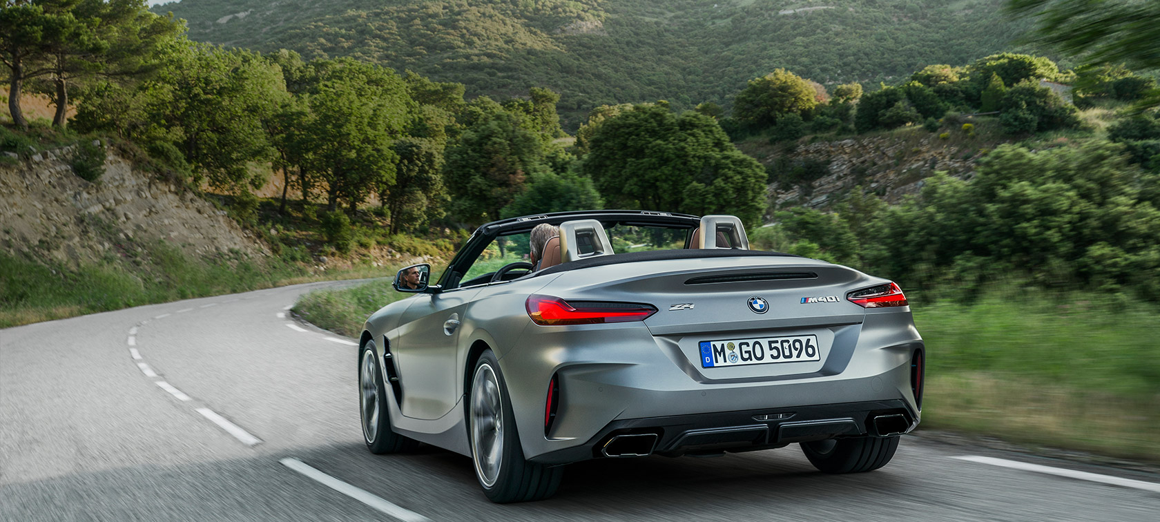 Tričetrtinski pogled od zadaj na BMW Z4 M40i G29 BMW Z4 M40i, G29 2019 Cabrio, lakiranje BMW Individual v kovinski barvi Frozen Grey, tričetrtinski pogled od zadaj