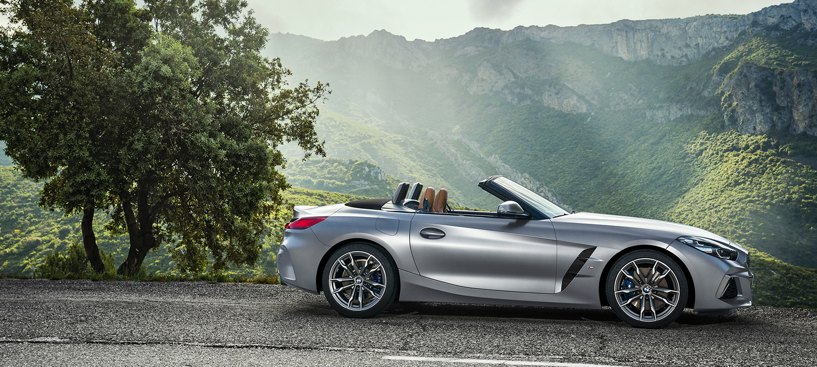 BMW Z4 M40i, G29 Cabrio med parkiranjem BMW Z4 M40i, G29 2019 Cabrio, lakiranje BMW Individual v kovinski barvi Frozen Grey, stranski pogled med parkiranjem