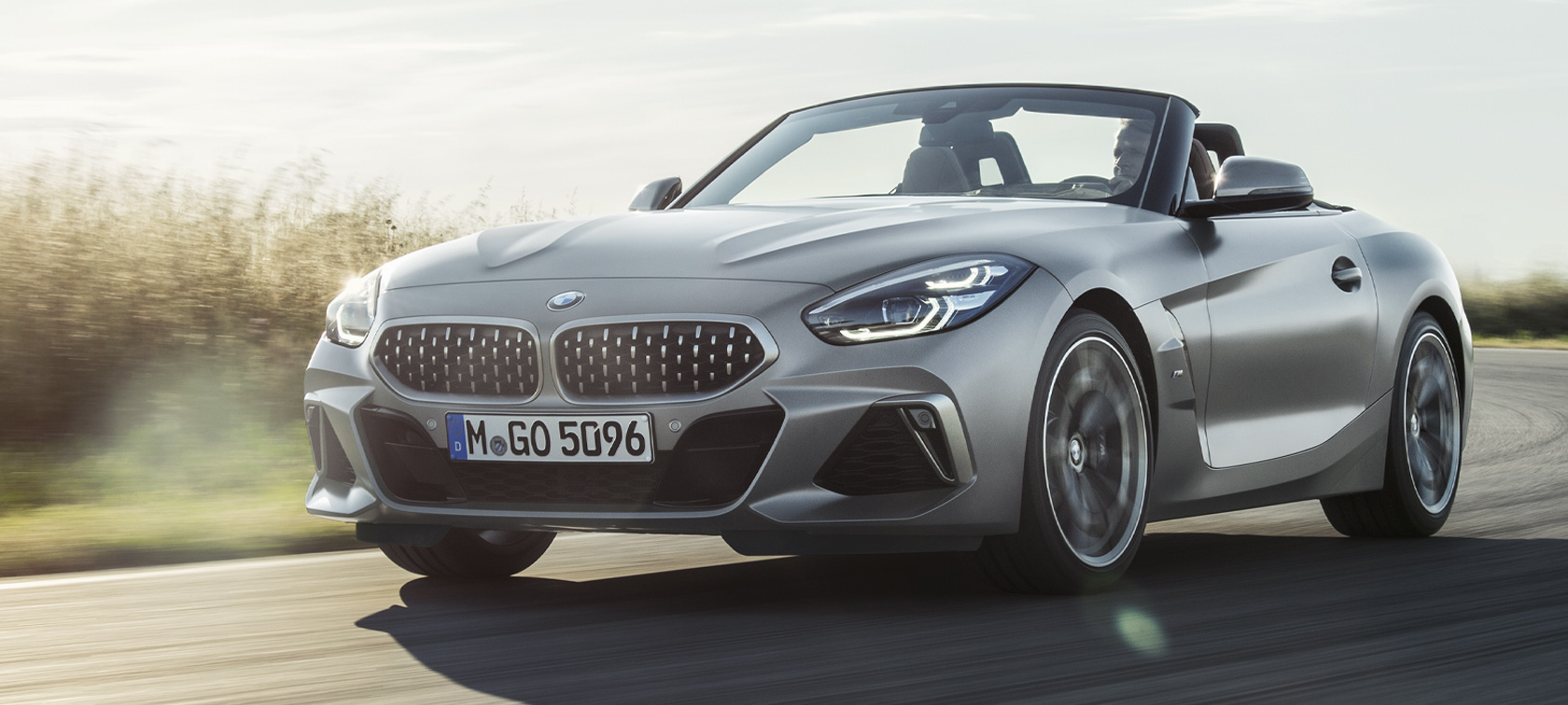 BMW Z4 M40i Roadster, G29, tričetrtinski pogled od spredaj BMW Z4 M40i Roadster, G29, 2019, lakiranje BMW Individual v kovinski barvi Frozen Grey, tričetrtinski pogled od spredaj