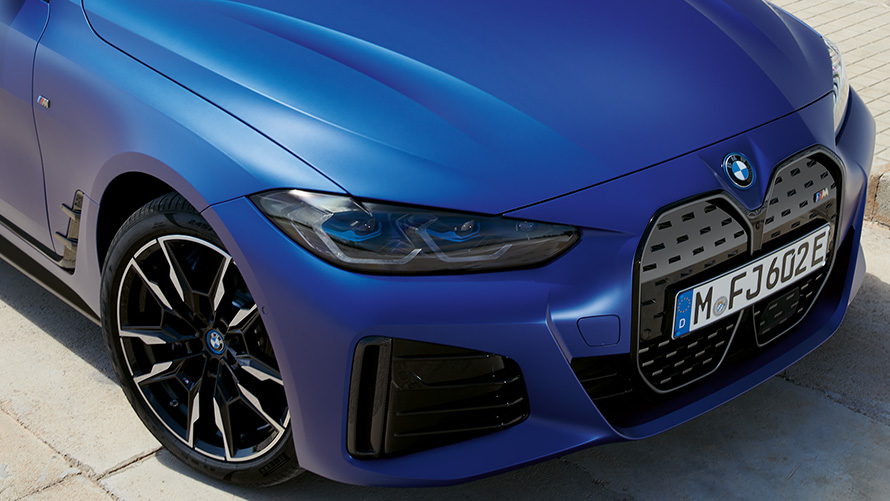 BMW i4 M50, G26, 2021, lakiranje BMW Individual v kovinski barvi Frozen Portimao Blue, tričetrtinski pogled od spredaj, posnetek od zgoraj