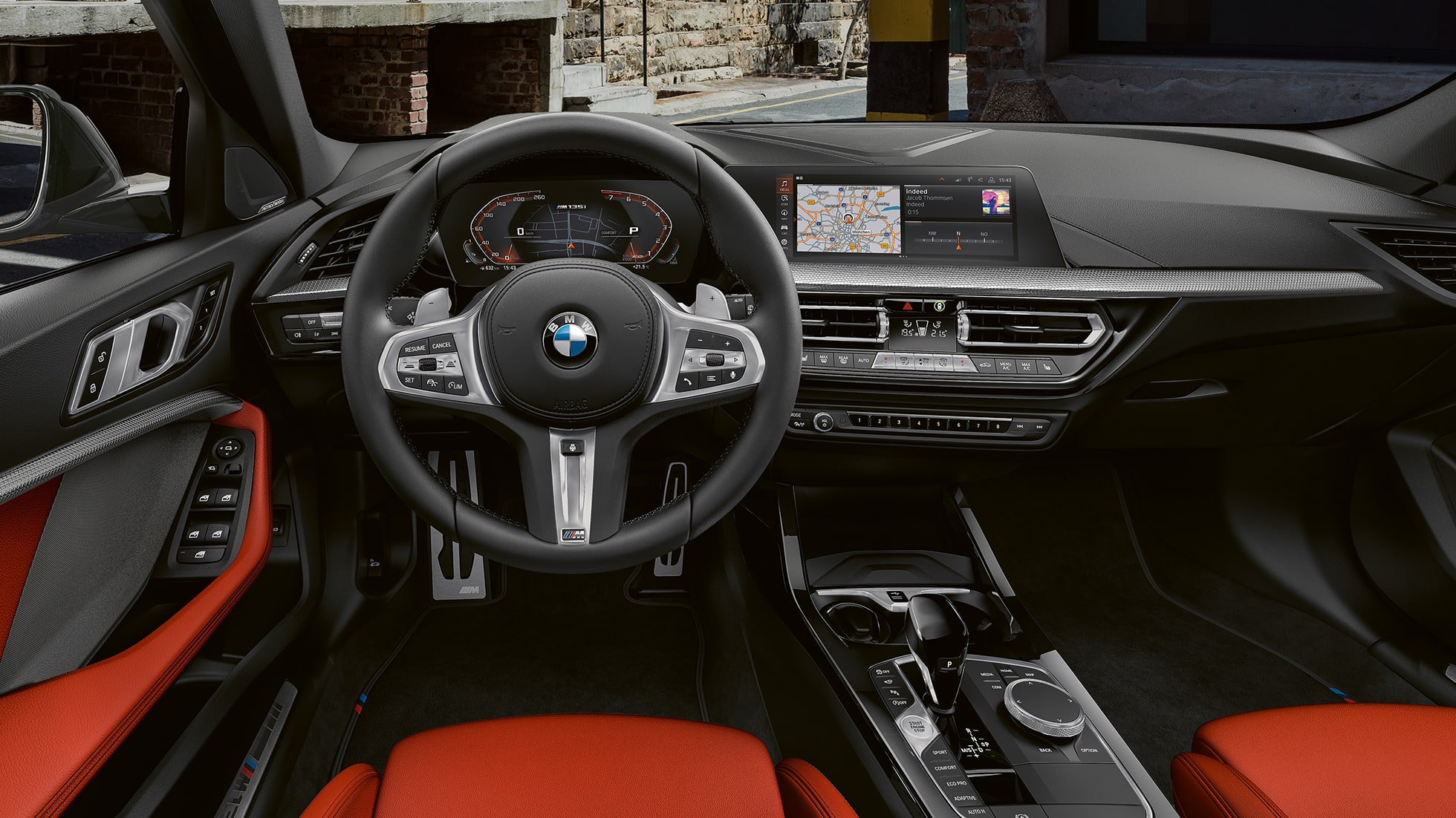 BMW M135i xDrive, notranjost. Notranjost BMW M135i xDrive z M usnjenim volanom in M športnimi sedeži.