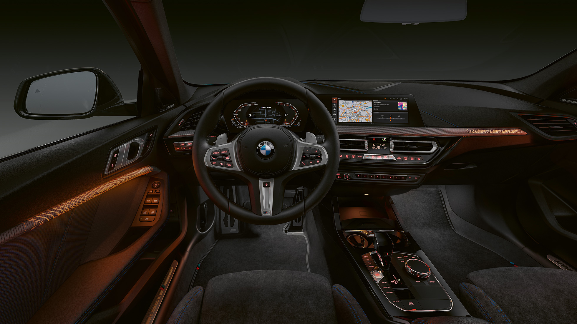 BMW M135i xDrive, kokpit. Premijska notranjost BMW M135i xDrive z osvetljenimi notranjimi oblogami.