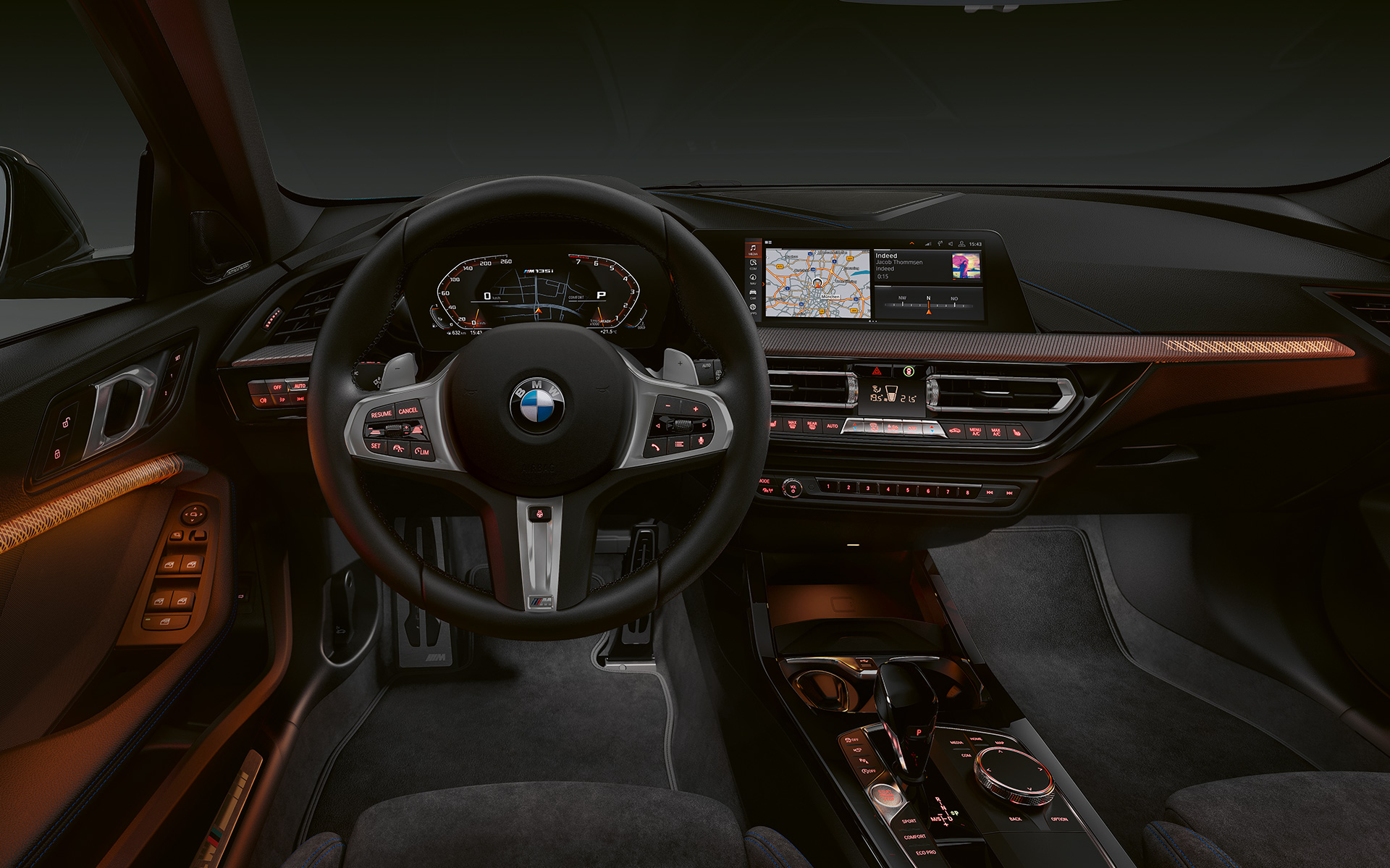 BMW M135i xDrive (F40), premijska notranjost z osvetljenimi notranjimi oblogami