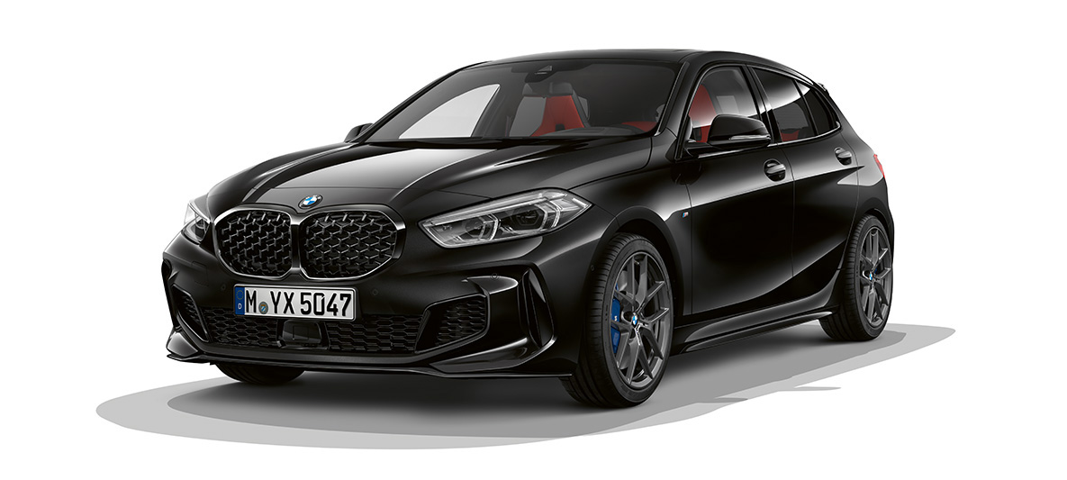 BMW M135i xDrive (F40), paket M Performance BMW M135i xDrive (F40), kovinska barva Black Sapphire s paketom M Performance, tričetrtinski pogled od spredaj