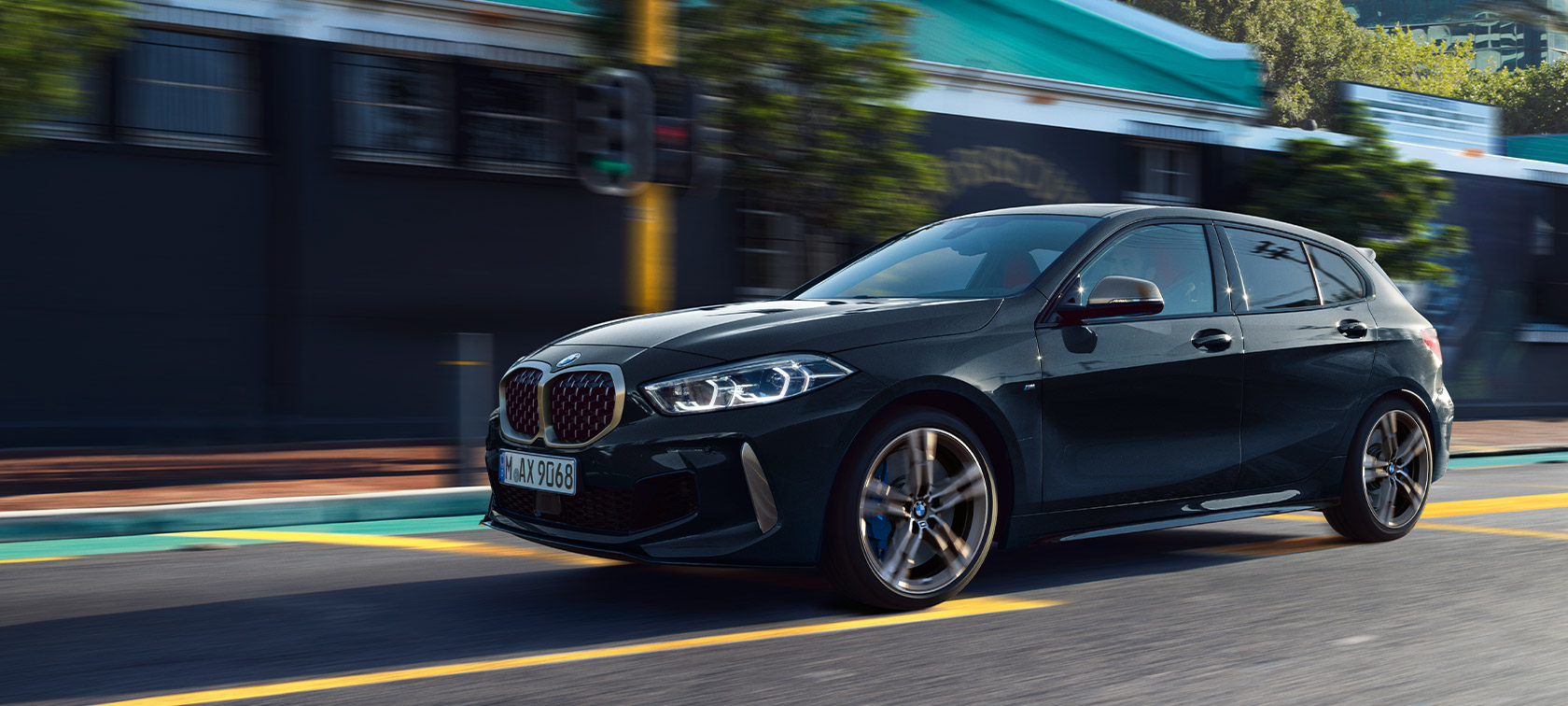 BMW serije 1, M135i xDrive (F40), kovinska barva Black Sapphire, pogled med vožnjo v mestu