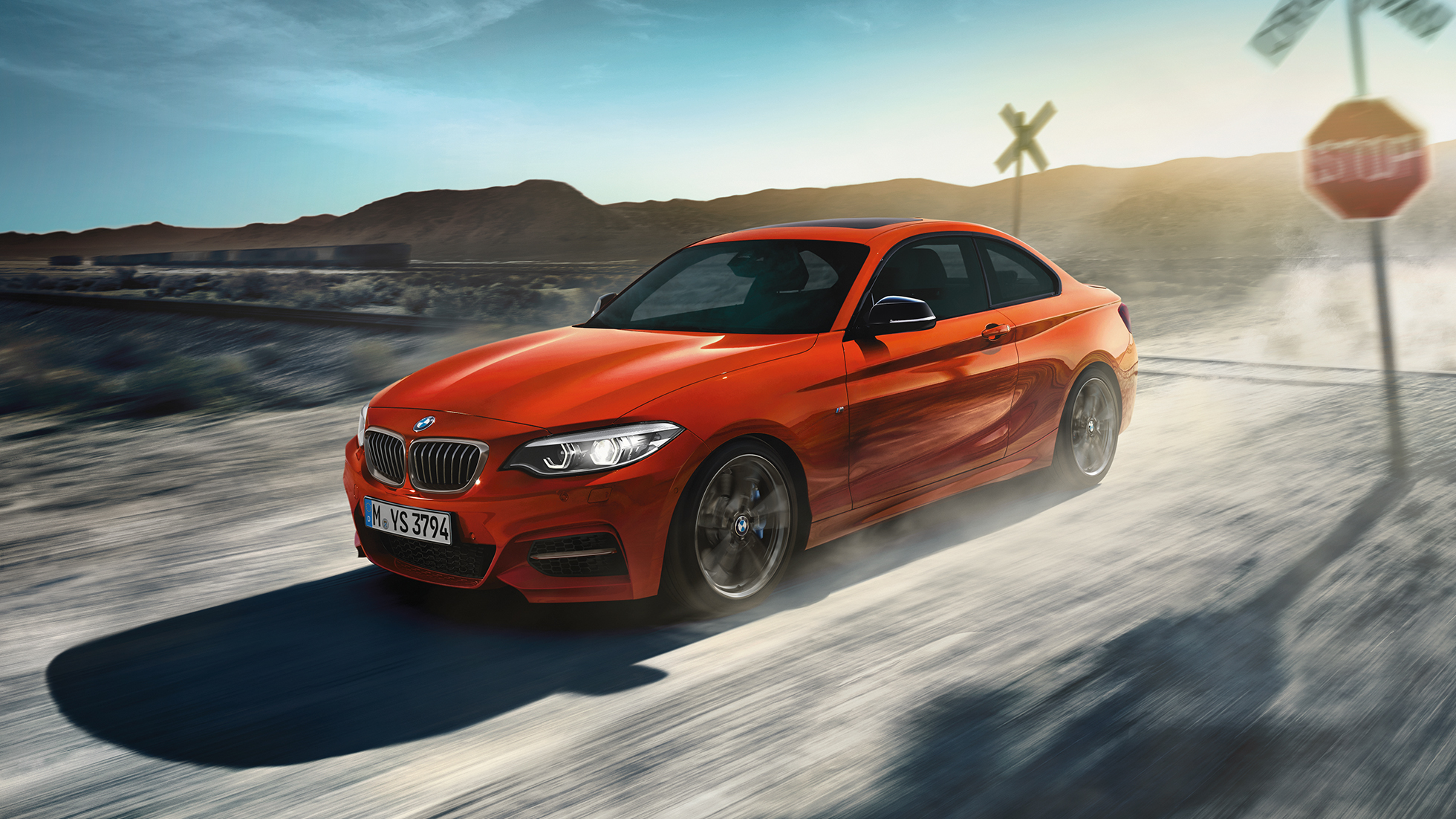 Oblika BMW M240i Coupé Oblika BMW M240i Coupé F22 2017, kovinska barva Sunset Orange, tričetrtinski pogled od spredaj