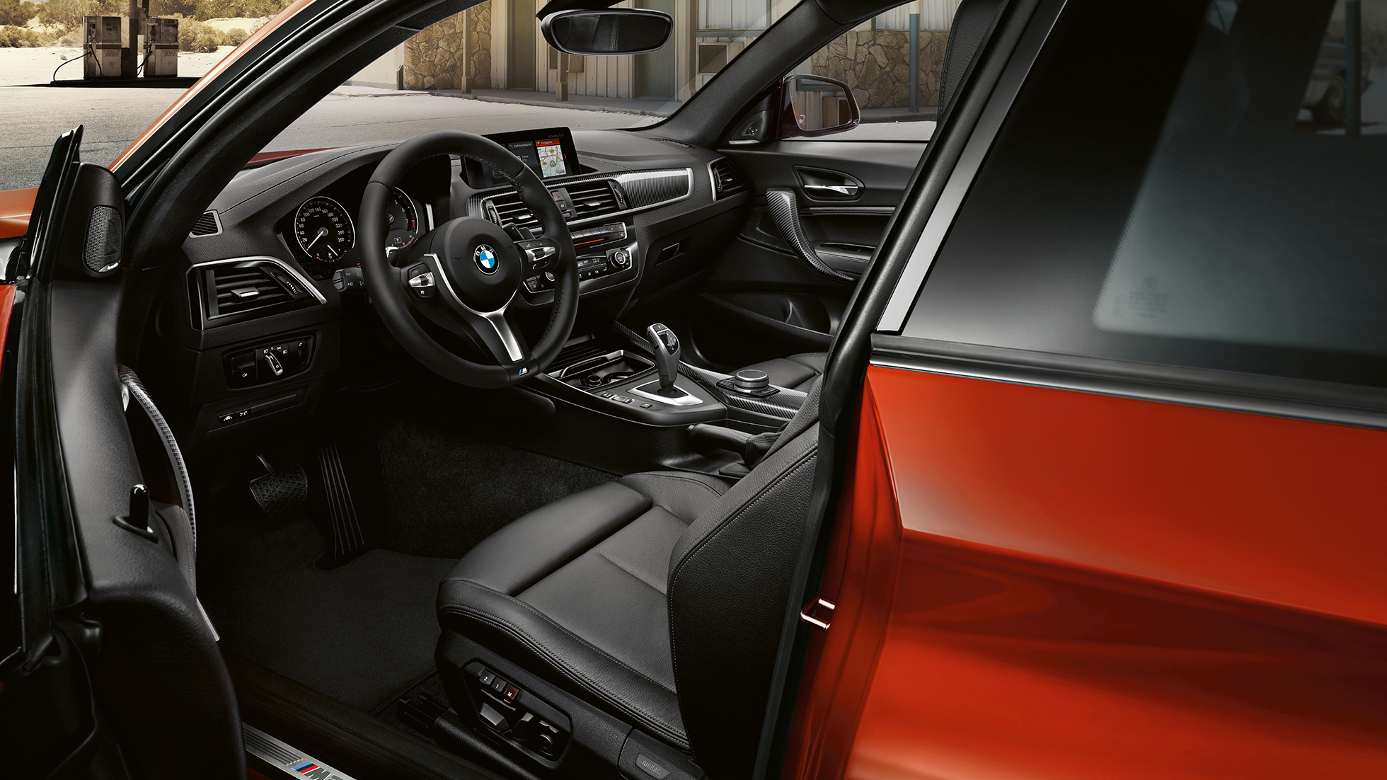 Kokpit BMW M240i Coupé Kokpit BMW M240i Coupé F22 2017, kovinska barva Sunset Orange, notranjost