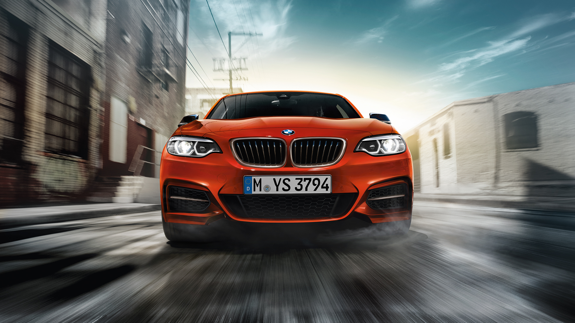 Oblika prednjega dela BMW M240i Coupé Oblika prednjega dela BMW M240i Coupé F22 2017, kovinska barva Sunset Orange, pogled od spredaj