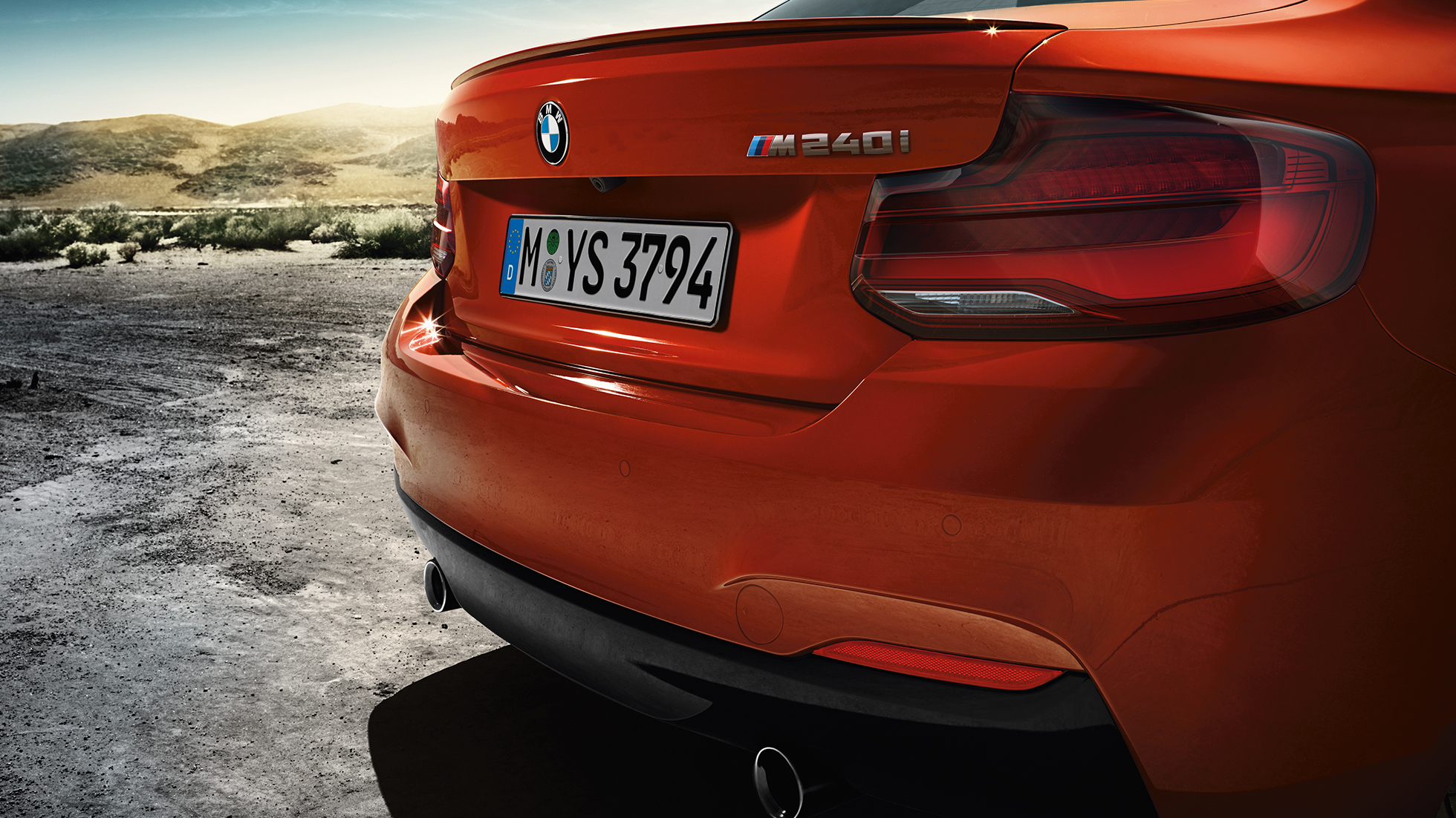 Oblika zadka BMW M240i Coupé Oblika zadka BMW M240i Coupé F22 2017, kovinska barva Sunset Orange, tričetrtinski pogled od zadaj