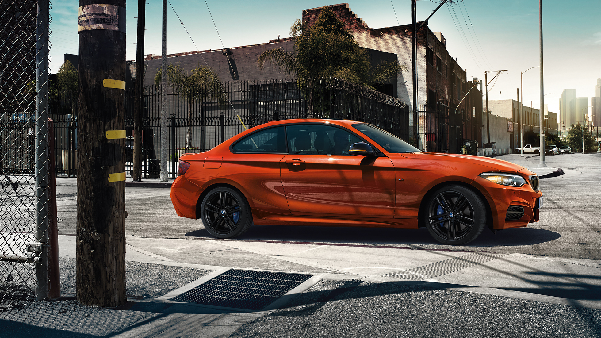 Oblika BMW M240i Coupé Oblika BMW M240i Coupé F22 2017, kovinska barva Sunset Orange, stranski pogled