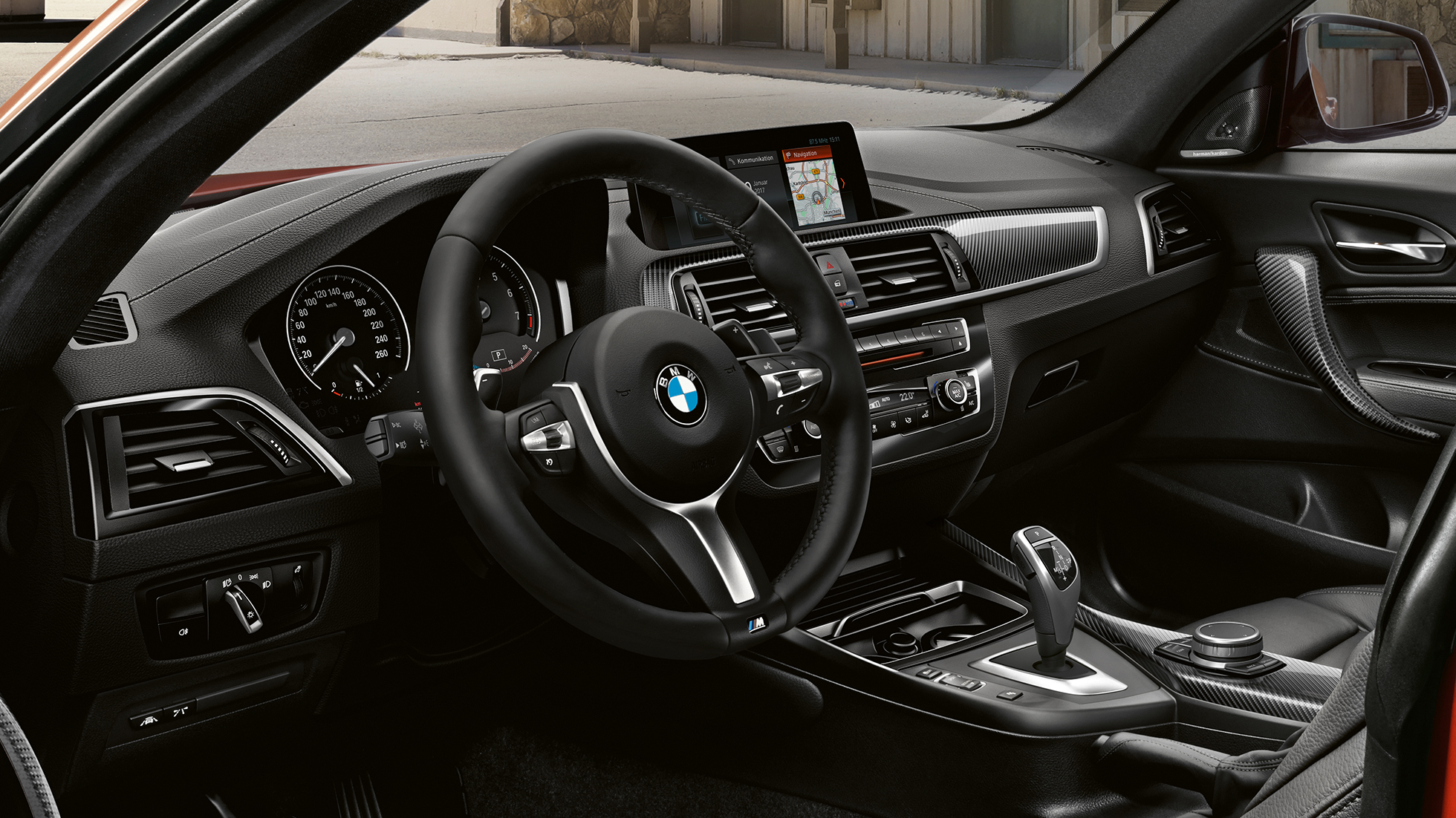 Kokpit BMW M240i Coupé Kokpit BMW M240i Coupé F22 2017, kovinska barva Sunset Orange, notranjost