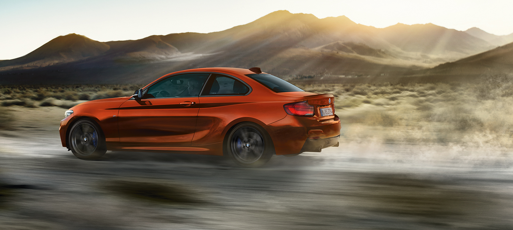 Vozna dinamika BMW M240i Coupé Vozna dinamika BMW M240i Coupé F22 2017, kovinska barva Sunset Orange, stranski pogled
