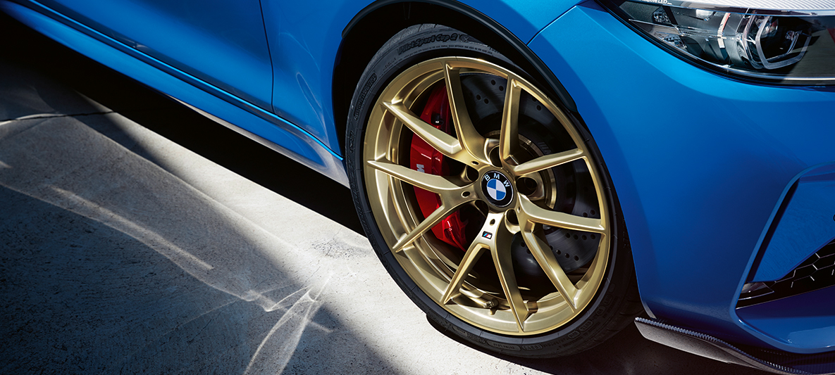19-palčna M lita alu. platišča V-spoke 763 M v barvi Gold mat na BMW M2 CS 19-palčna M lita alu. platišča V-spoke 763 M v barvi Gold mat na BMW M2 CS F87, kovinska barva Misano Blue, podroben pogled