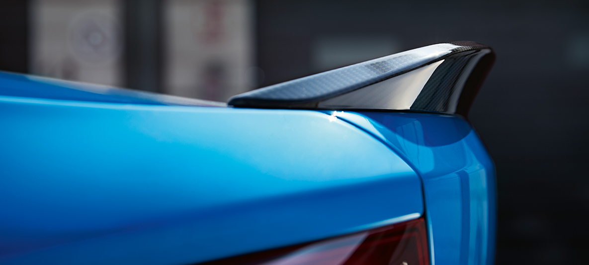 Zadnji spojler BMW M2 CS Zadnji spojler BMW M2 CS F87, kovinska barva Misano Blue, podroben pogled