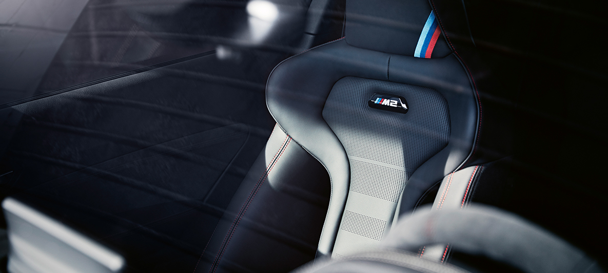Športni sedeži v BMW M2 CS Športni sedeži v BMW M2 CS F87, kovinska barva Misano Blue, podroben pogled