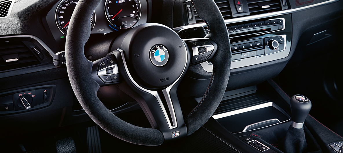 Kokpit BMW M2 CS Kokpit v BMW M2 CS F87, kovinska barva Misano Blue, podroben pogled
