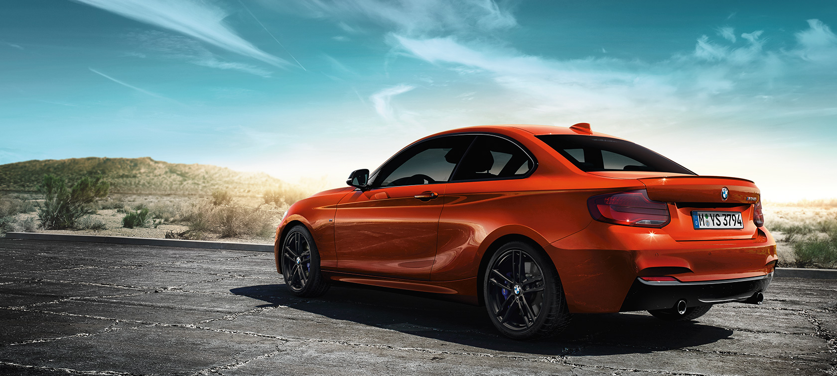 BMW M240i Coupé, F22, 2017, tričetrtinski pogled od zadaj med mirovanjem BMW M240i Coupé, F22, 2017, kovinska barva Sunset Orange, tričetrtinski pogled od zadaj med mirovanjem pred stepsko pokrajino