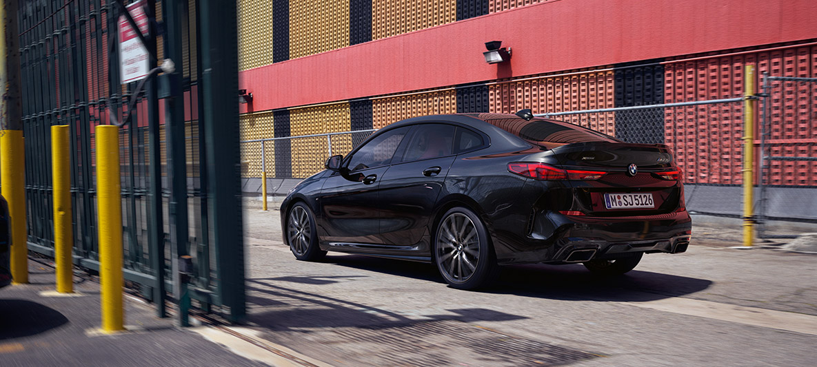 Paket M Performance BMW M235i xDrive Gran Coupé Paket M Performance BMW M235i xDrive Gran Coupé v kovinski barvi Black Sapphire F44, tričetrtinski pogled od strani