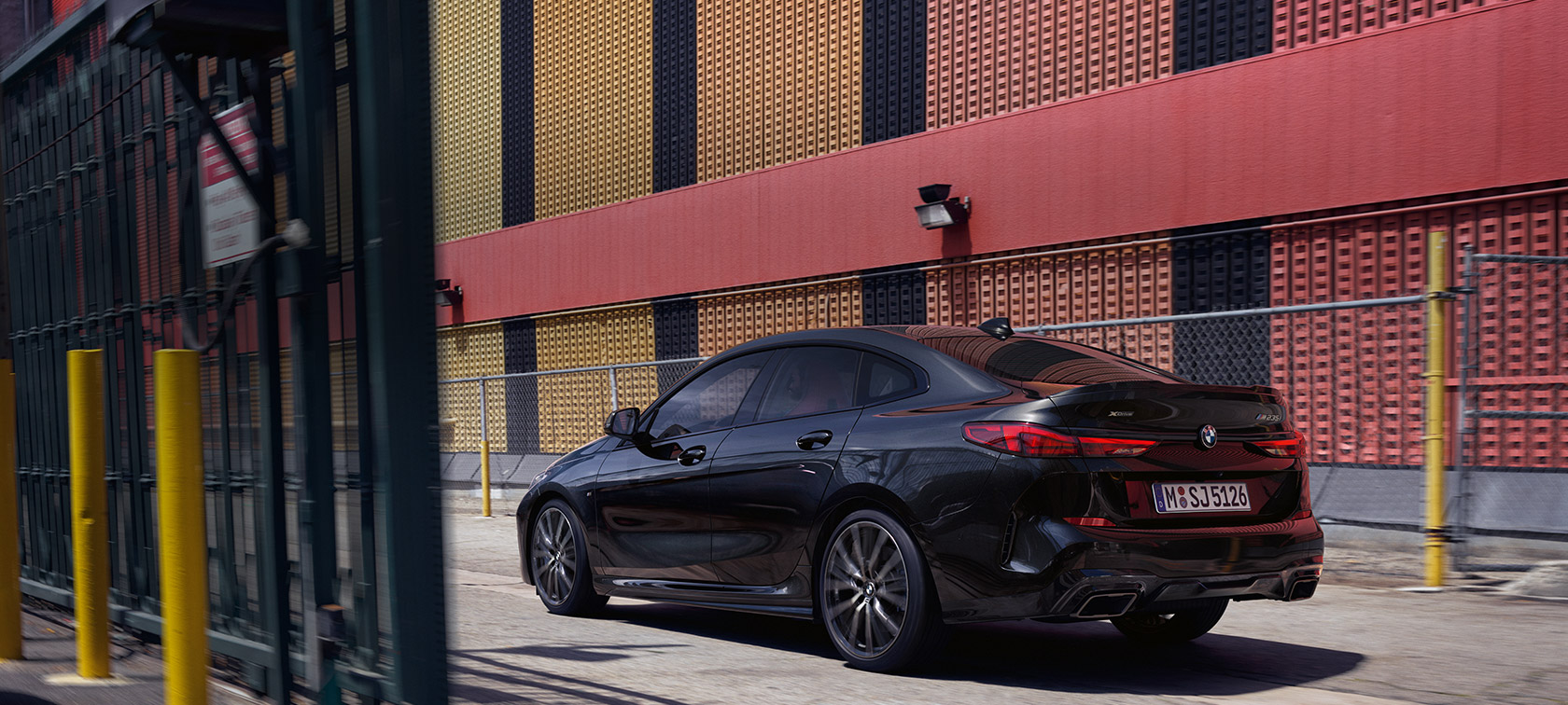 BMW M235i xDrive Gran Coupé, tričetrtinski pogled od strani BMW M235i xDrive Gran Coupé v kovinski barvi Black Sapphire F44, tričetrtinski pogled od strani