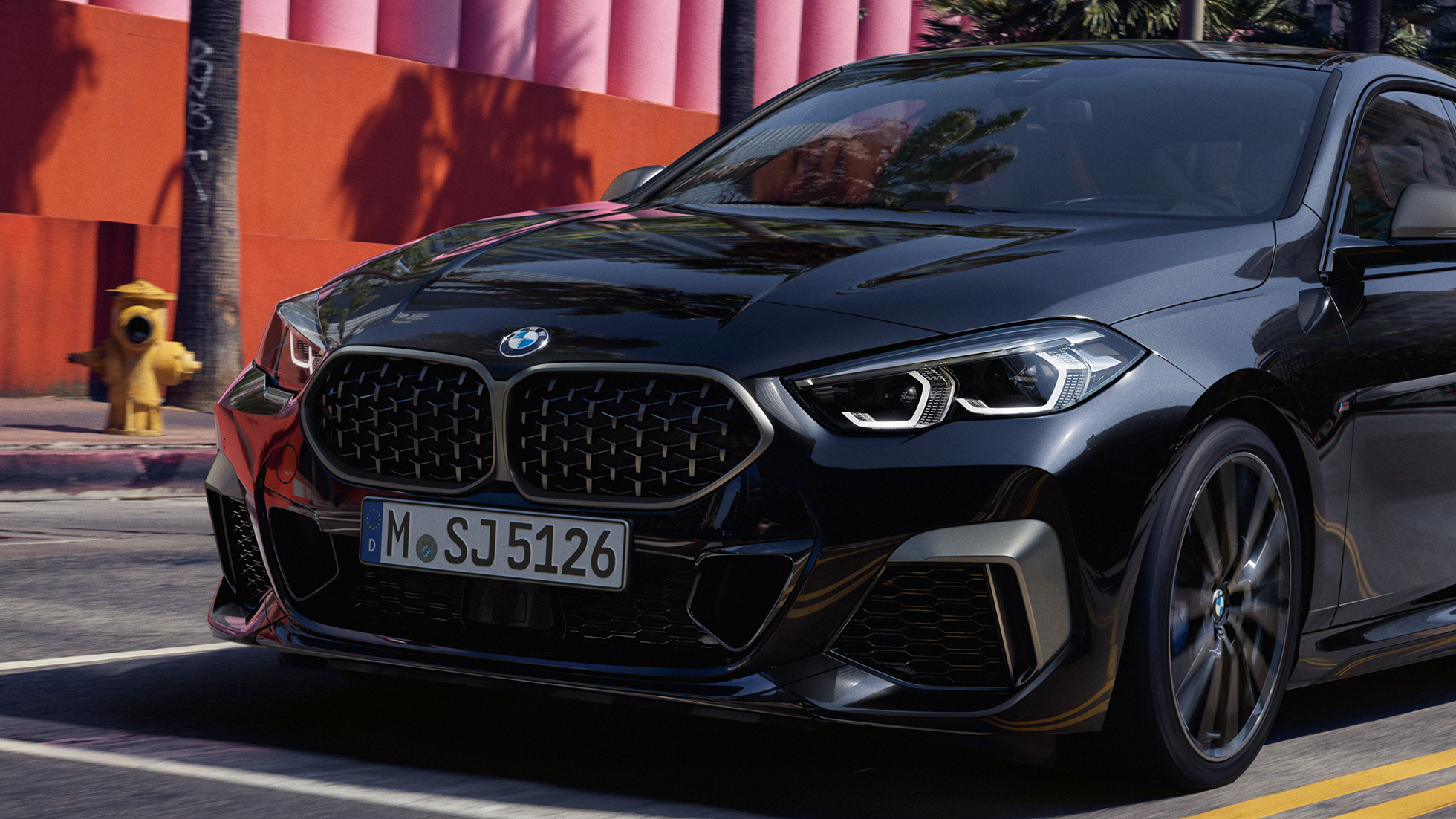 Zunanjost modela BMW M235i xDrive Gran Coupé Zunanjost modela BMW M235i xDrive Gran Coupé 2020 v kovinski barvi Black Sapphire F44, pogled s sprednje strani