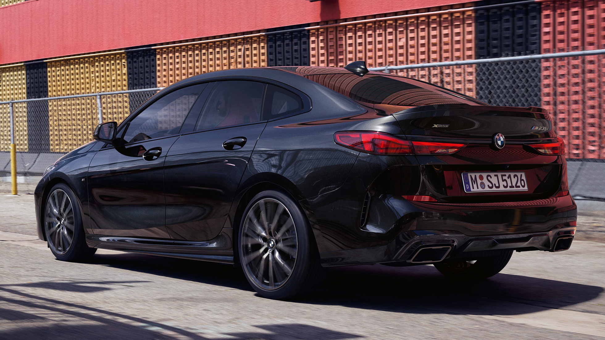 BMW M235i xDrive Gran Coupé, tričetrtinski pogled od zadaj BMW M235i xDrive Gran Coupé 2020 v kovinski barvi Black Sapphire F44, tričetrtinski pogledu od zadaj, zunanjost