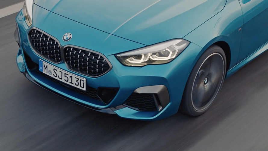Film BMW M235i xDrive Gran Coupé Film BMW M235i xDrive Gran Coupé 2020 v kovinski barvi Black Sapphire F44