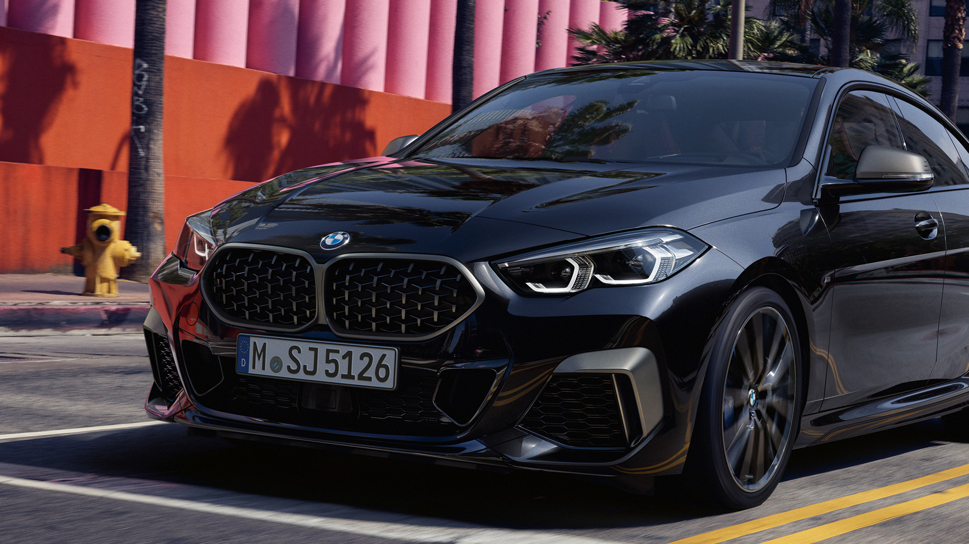 Oblika sprednjega dela BMW M235i xDrive Gran Coupé Oblika sprednjega dela BMW M235i xDrive Gran Coupé 2020 v barvi Black Sapphire F44, tričetrtinski pogled od spredaj