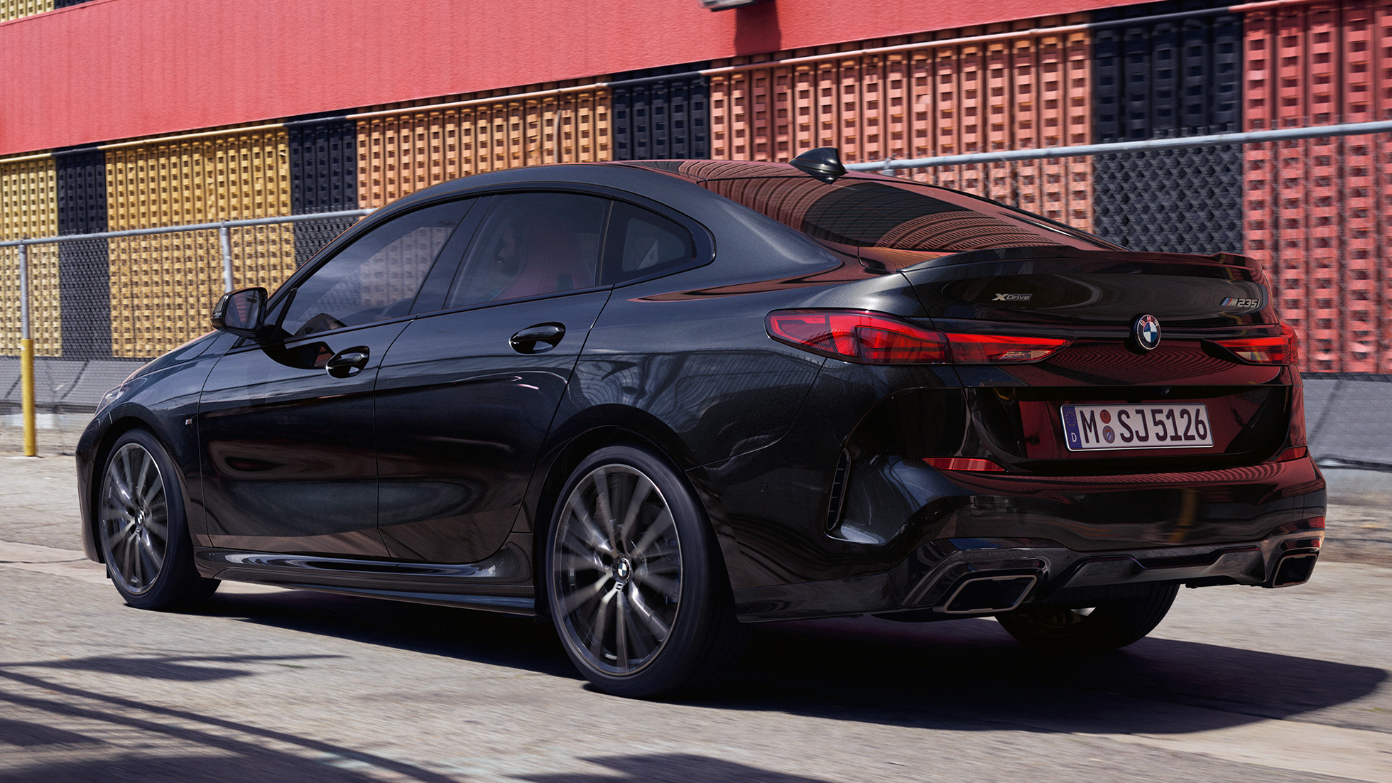 Linija kupeja BMW M235i xDrive Gran Coupé Linija kupeja BMW M235i xDrive Gran Coupé 2020 v kovinski barvi Black Sapphire F44, tričetrtinski pogled od strani