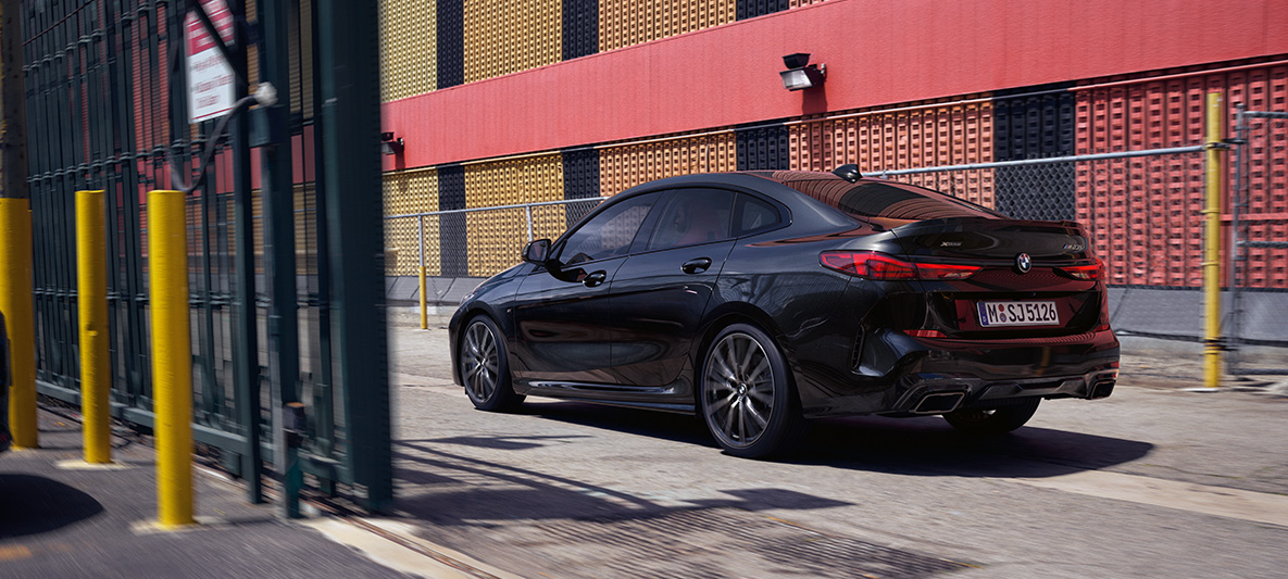 BMW M235i xDrive Gran Coupé, F44, paket M Performance BMW M235i xDrive Gran Coupé, F44, paket M Performance, kovinska barva Black Sapphire, tričetrtinski stranski pogled