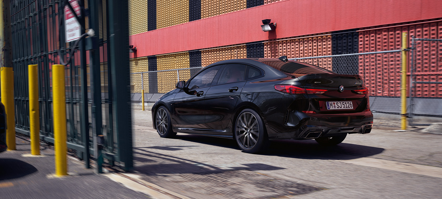 BMW M235i xDrive Gran Coupé, F44, tričetrtinski pogled od zadaj med vožnjo BMW M235i xDrive Gran Coupé, F44, kovinska barva Black Sapphire, tričetrtinski pogled od zadaj med vožnjo
