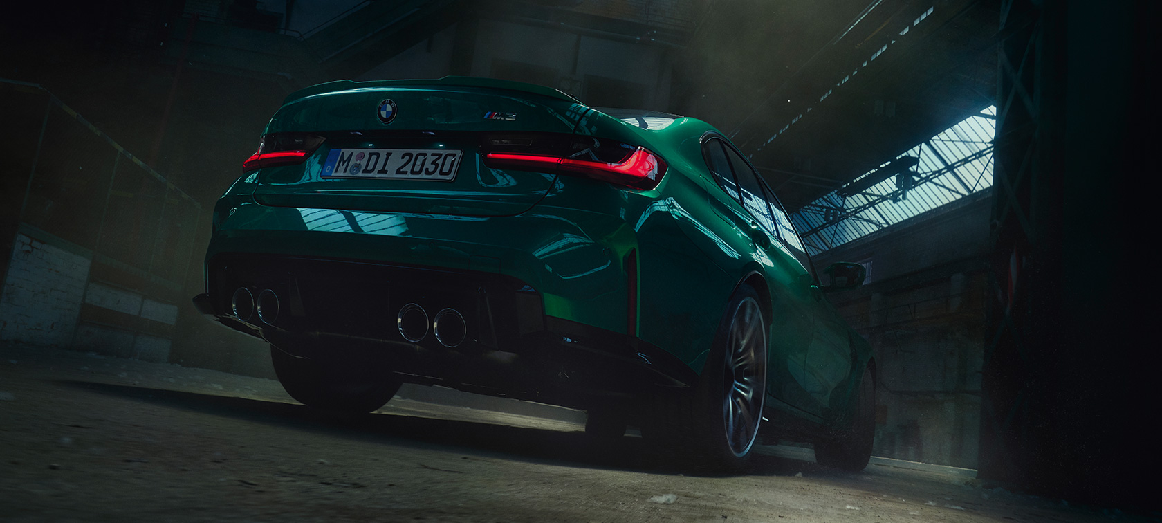BMW M3 Limuzina, G80, 2020, tričetrtinski pogled od zadaj, gledano od spodaj navzgor BMW M3 Limuzina, G80, 2020, kovinska barva Isle of Man Green, tričetrtinski pogled od zadaj, gledano od spodaj navzgor