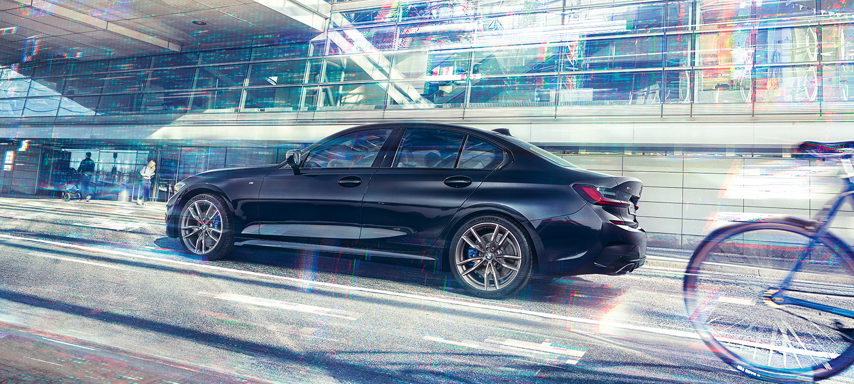BMW M340i xDrive Limuzina, G20, 2020, stranski pogled med vožnjo BMW M340i xDrive Limuzina, G20, 2020, kovinska barva Sapphire Black, stranski pogled med vožnjo