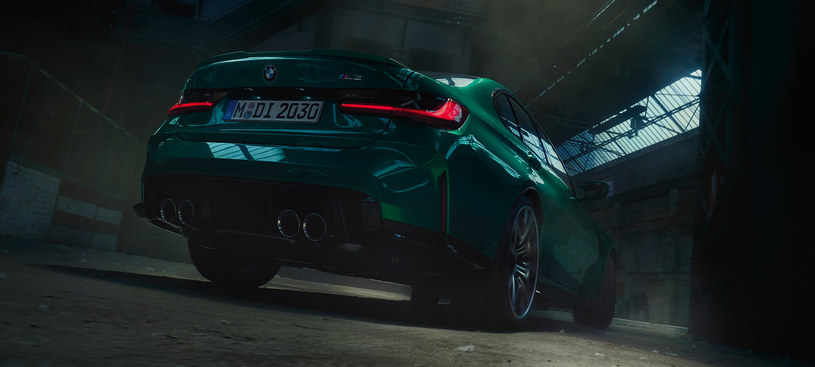 BMW M3 Limuzina, G80, 2020, tričetrtinski pogled od zadaj, gledano od spodaj navzgor BMW M3 Limuzina, G80, 2020, kovinska barva Isle of Man Green, tričetrtinski pogled od zadaj, gledano od spodaj navzgor