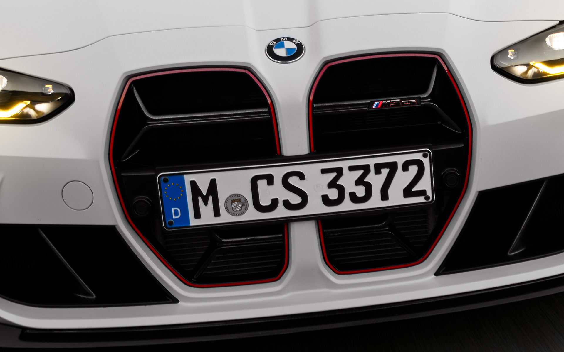 BMW M3 CS, G80, črna ledvička, posebna za model CS, z rdečo oznako posebnega modela BMW M3 CS, G80, črna ledvička, posebna za model CS, z rdečo oznako posebnega modela, pogled od spredaj med vožnjo