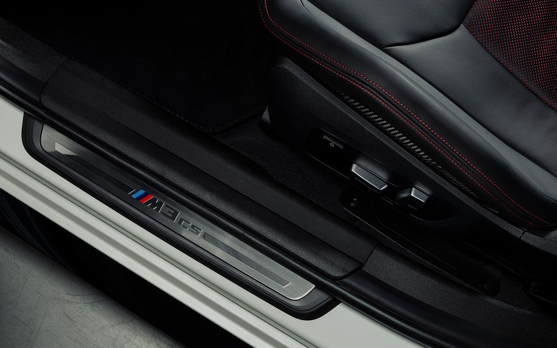 BMW M3 CS, G80, vstopna letev, posebna za model CS BMW M3 CS, G80, vstopna letev, posebna za model CS