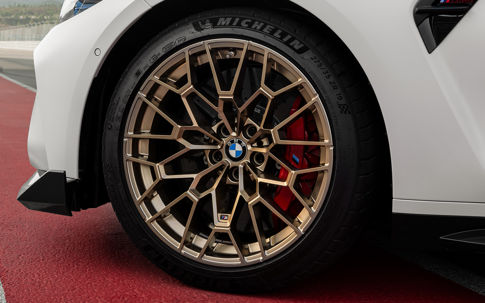 BMW M3 CS, G80, keramična zavora M Carbon z zavornim sedlom rdeče barve visokega sijaja BMW M3 CS, G80, keramična zavora M Carbon z zavornim sedlom rdeče barve visokega sijaja