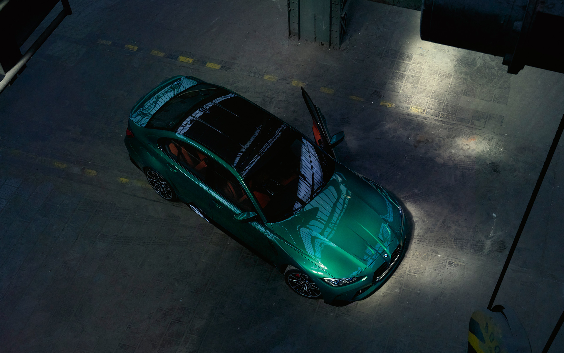 BMW M3 Limuzina, G80, 2020, kovinska barva Isle of Man Green, pogled iz ptičje perspektive na karbonsko streho