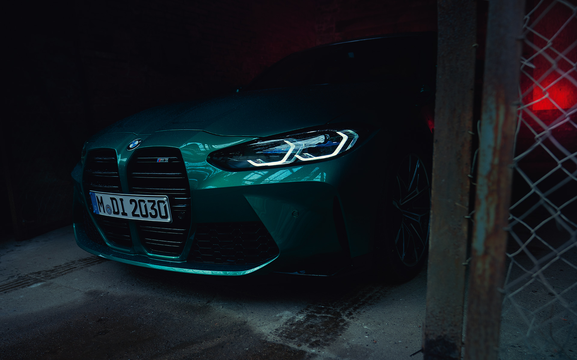 BMW M3 Limuzina, G80, 2020, kovinska barva Isle of Man Green, stranski pogled od spredaj
