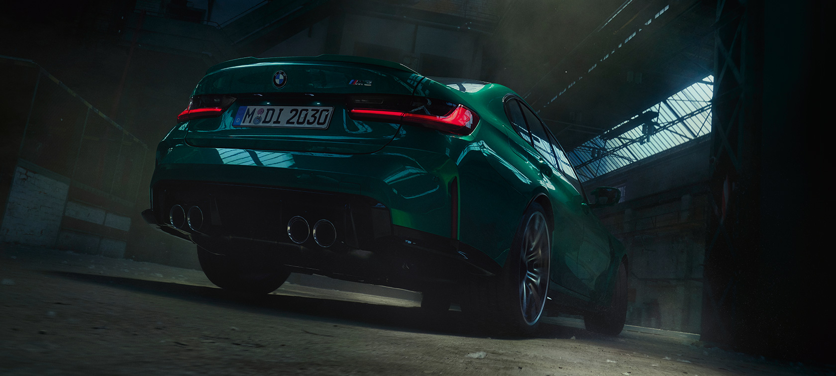 BMW M3 Limuzina, G80, 2020, tričetrtinski pogled od zadaj, gledano od spodaj navzgor BMW M3 Limuzina, G80, 2020, kovinska barva Isle of Man Green, tričetrtinski pogled od zadaj, gledano od spodaj navzgor