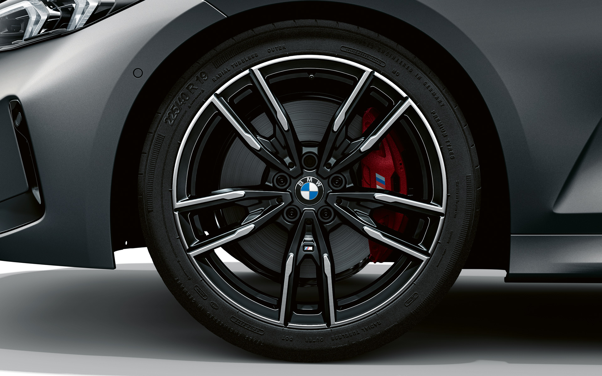 BMW M340i xDrive Limuzina, G20, 19-palčna M lita alu. platišča Double-spoke 792 M, dvobarvna Jet Black BMW M340i xDrive Limuzina, G20, lakiranje BMW Individual v kovinski barvi Frozen Pure Grey, 19-palčna M lita alu. platišča Double-spoke 792 M, dvobarvna Jet Black, pogled od blizu