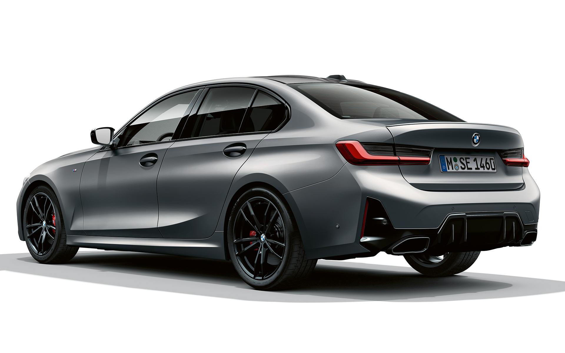 BMW M340i xDrive Limuzina, G20, M zadnji spojler BMW M340i xDrive Limuzina, G20, lakiranje BMW Individual v kovinski barvi Frozen Pure Grey, tričetrtinski pogled od zadaj, M zadnji spojler