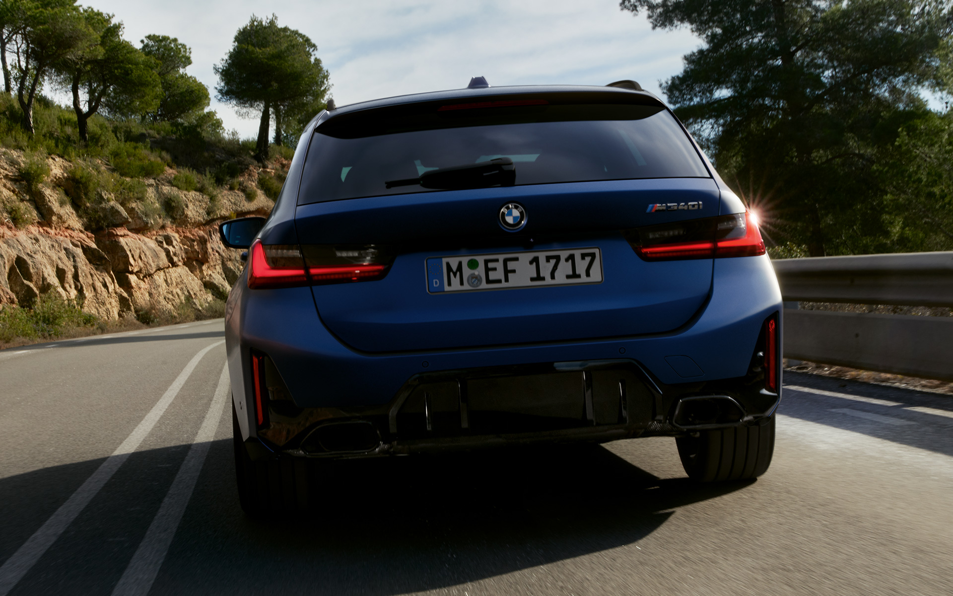 BMW M340i xDrive Touring, G21, pogled od zadaj med vožnjo BMW M340i xDrive Touring, G21, barva Frozen Tanzanite Blue, pogled od zadaj med vožnjo