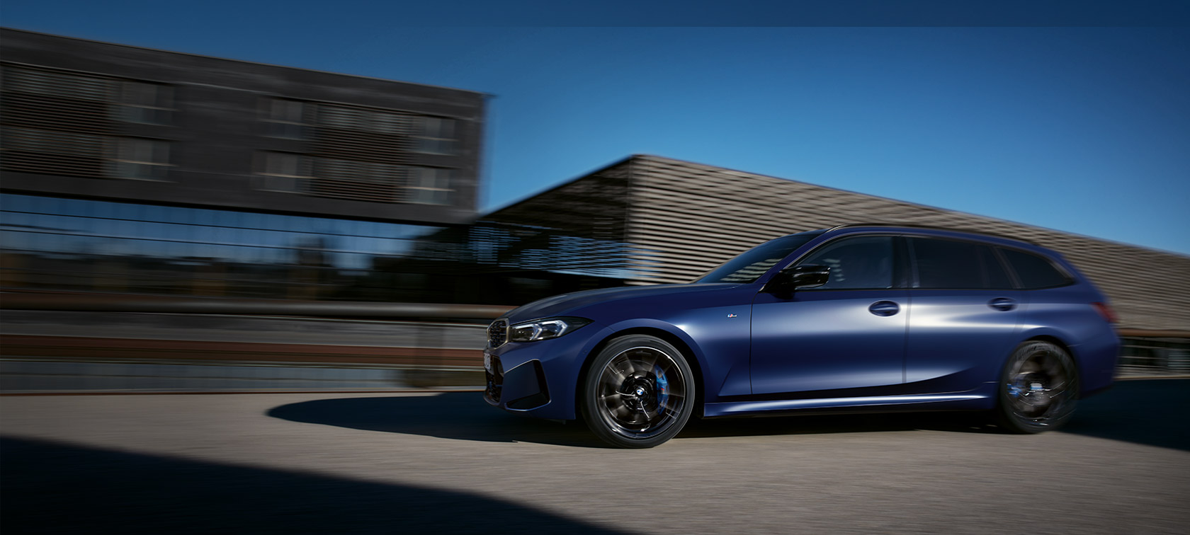 BMW M340i xDrive Touring, G21, barva Frozen Tanzanite Blue, stranski pogled med vožnjo