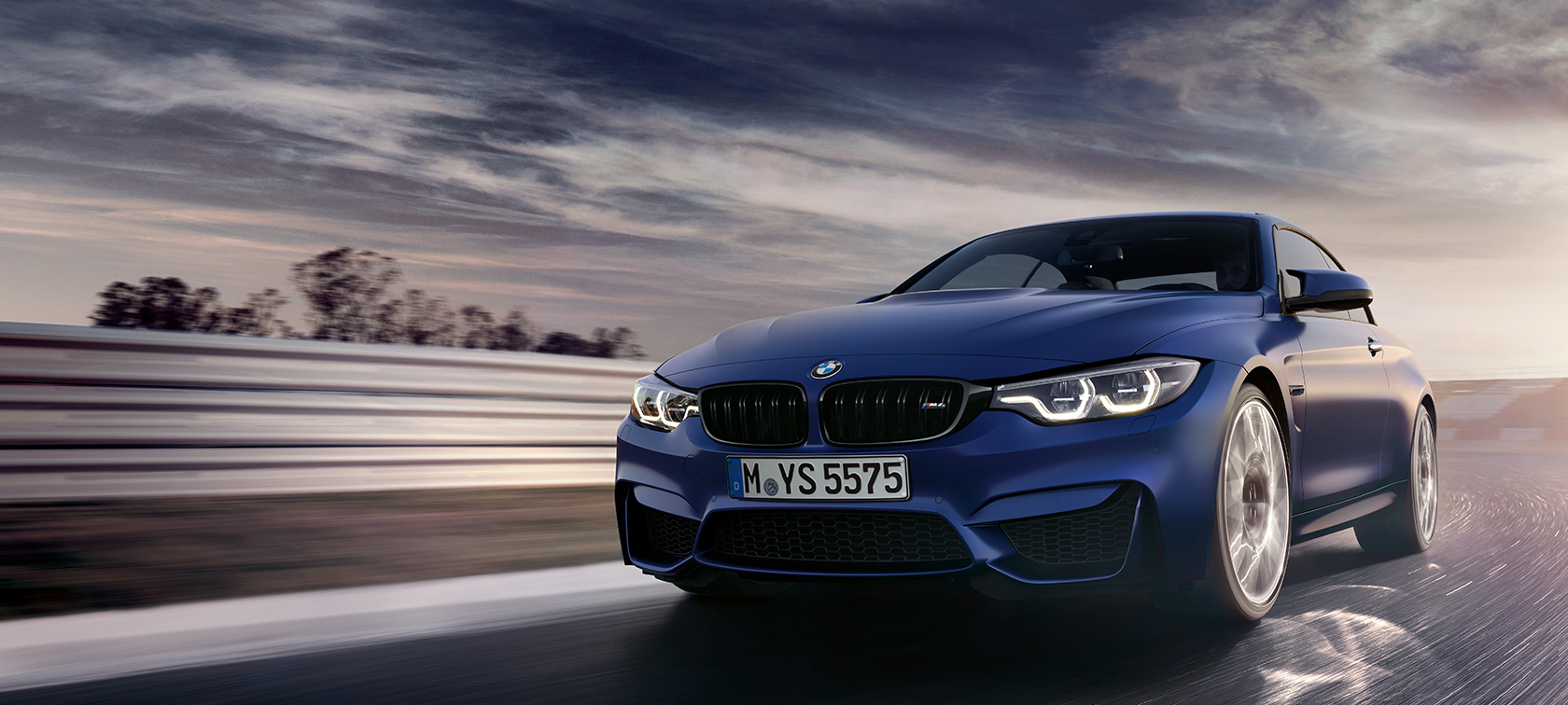 BMW M4 Cabrio BMW M4 Cabrio, tričetrtinski pogled od spredaj med vožnjo na dirkališču