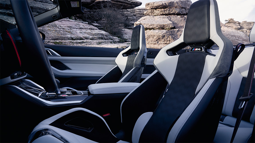 BMW M4 Competition Cabrio z M xDrive, G83, 2021, notranjost z odprto zložljivo platneno streho, školjkasti sedeži M Carbon BMW M4 Competition Cabrio z M xDrive, G83, 2021, školjkasti sedeži M Carbon, notranjost z odprto zložljivo platneno streho
