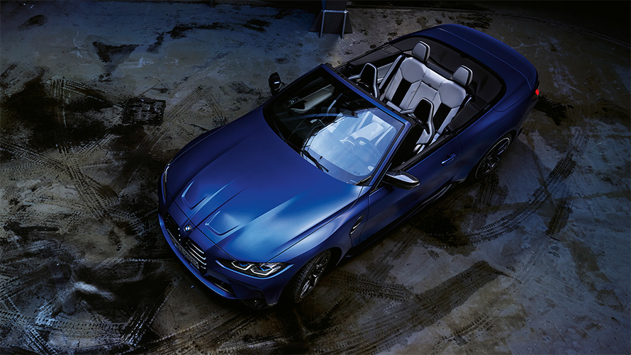 BMW M4 Competition Cabrio z M xDrive, G83, 2021, lakiranje BMW Individual v kovinski barvi Frozen Portimao Blue, pogled iz ptičje perspektive z odprto zložljivo platneno streho BMW M4 Competition Cabrio z M xDrive, G83, 2021, lakiranje BMW Individual v kovinski barvi Frozen Portimao Blue, pogled iz ptičje perspektive z odprto zložljivo platneno streho