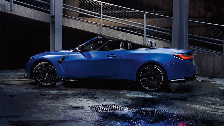 BMW M4 Competition Cabrio z M xDrive, G83, 2021, stranski pogled z odprto zložljivo platneno streho BMW M4 Competition Cabrio z M xDrive, G83, 2021, kovinska barva Frozen Portimao Blue, stranski pogled z odprto zložljivo platneno streho